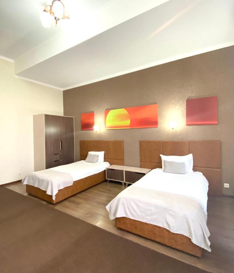 Caravan Hotel Karakol Buitenkant foto