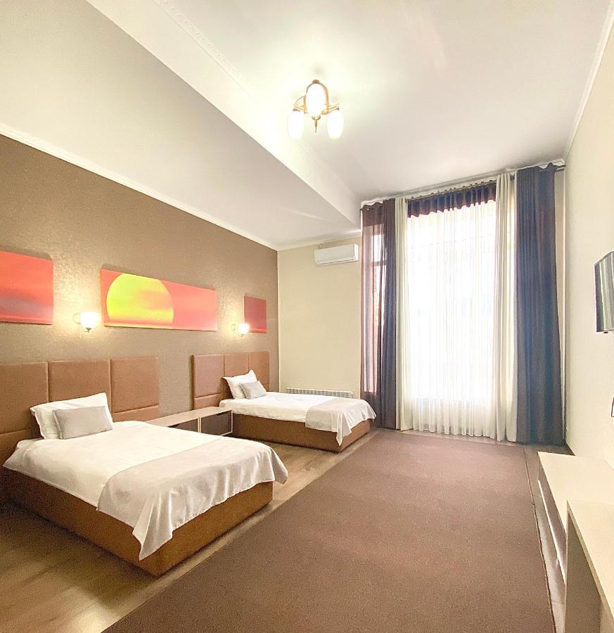 Caravan Hotel Karakol Buitenkant foto