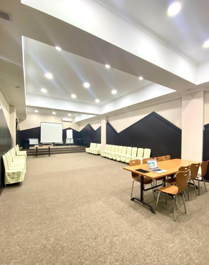 Caravan Hotel Karakol Buitenkant foto