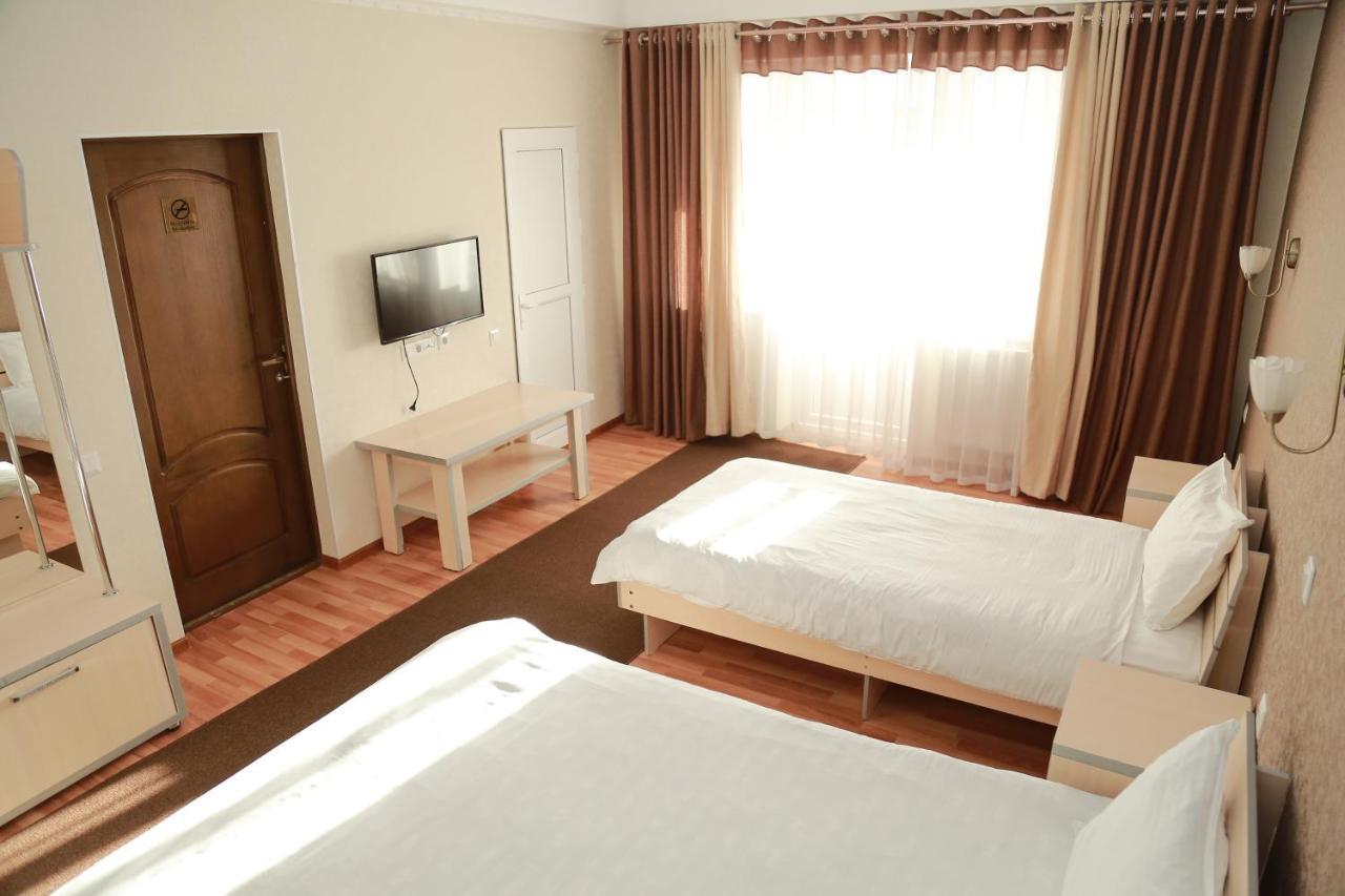 Caravan Hotel Karakol Buitenkant foto