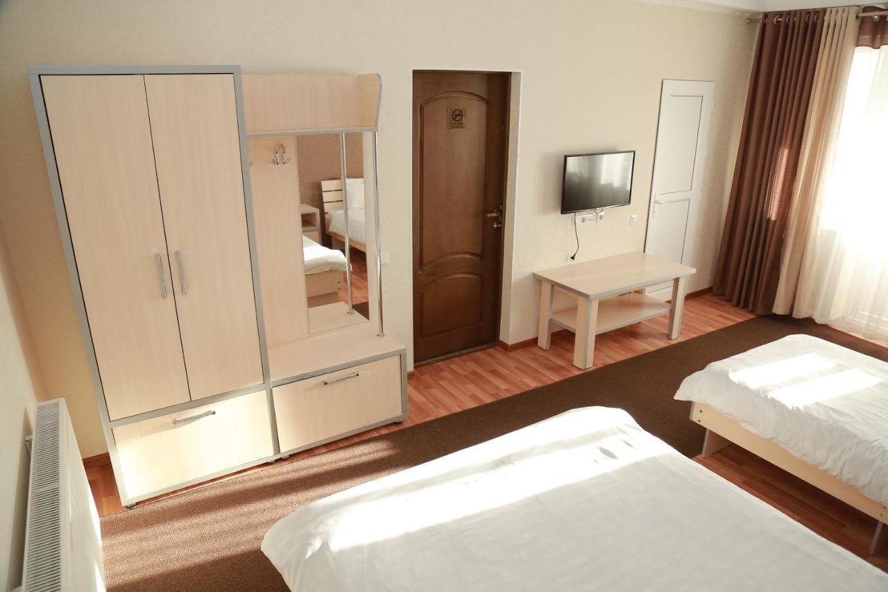 Caravan Hotel Karakol Buitenkant foto