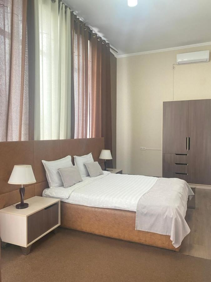 Caravan Hotel Karakol Buitenkant foto