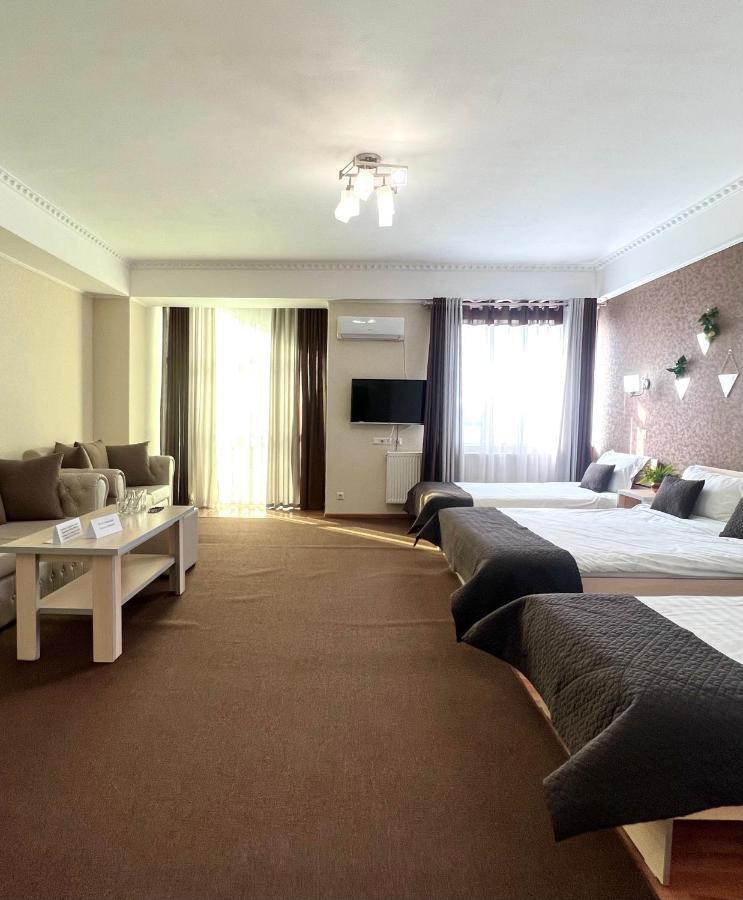 Caravan Hotel Karakol Buitenkant foto