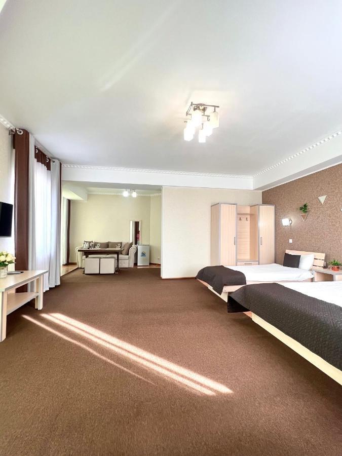 Caravan Hotel Karakol Buitenkant foto