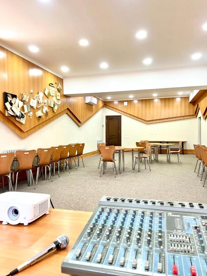 Caravan Hotel Karakol Buitenkant foto