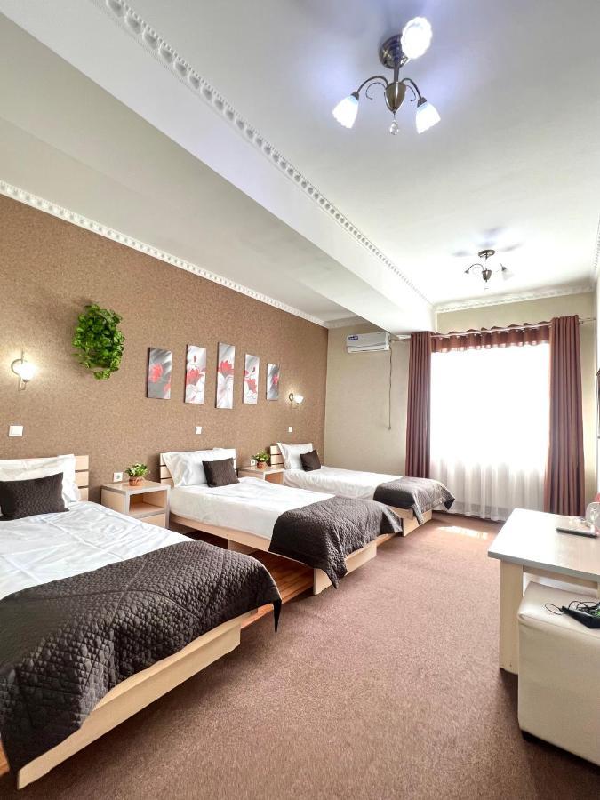 Caravan Hotel Karakol Buitenkant foto