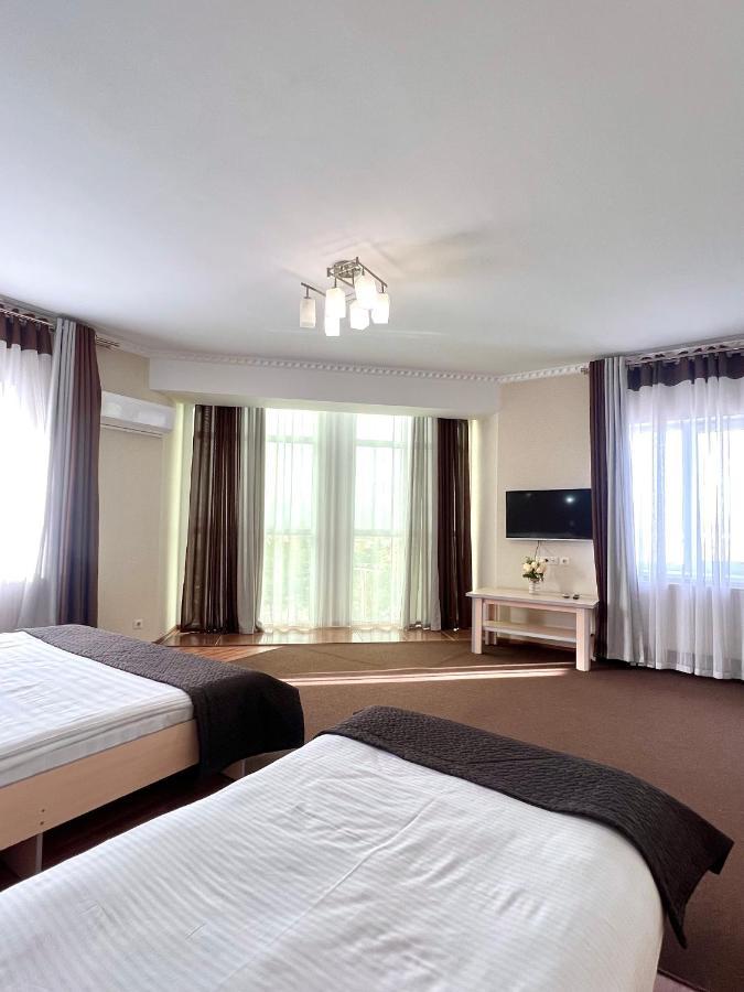 Caravan Hotel Karakol Buitenkant foto