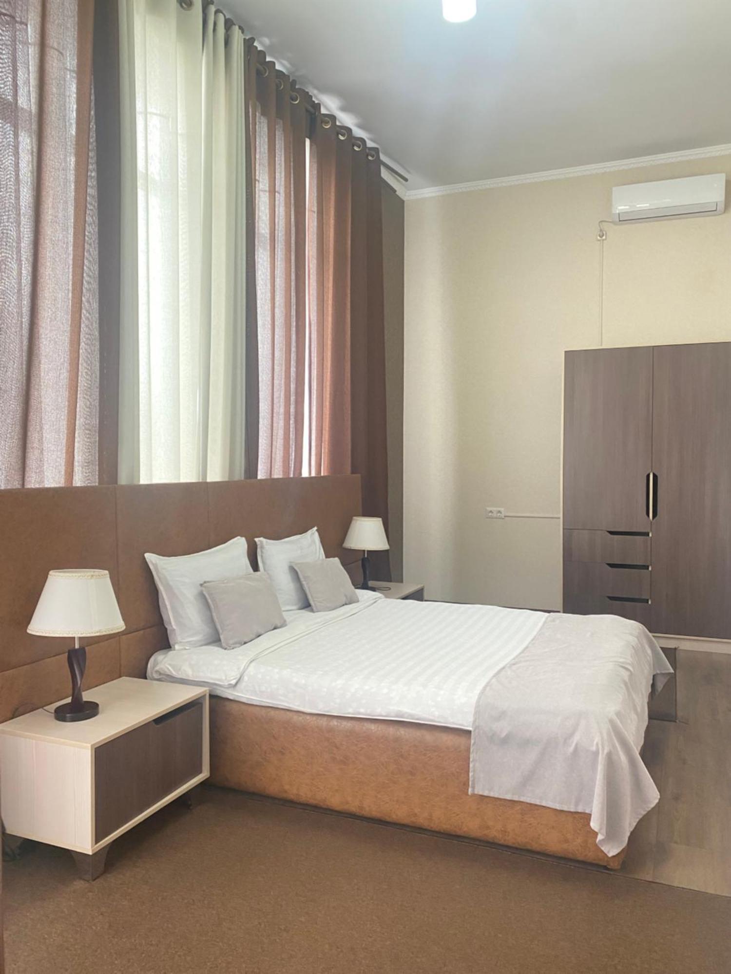 Caravan Hotel Karakol Buitenkant foto