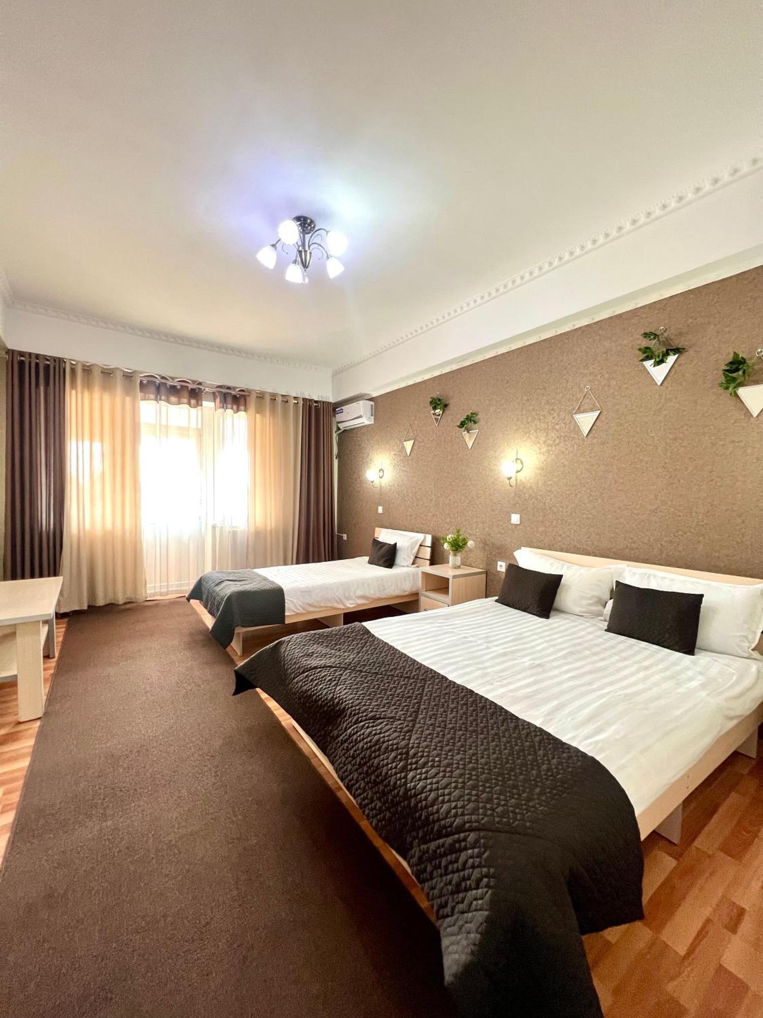 Caravan Hotel Karakol Buitenkant foto
