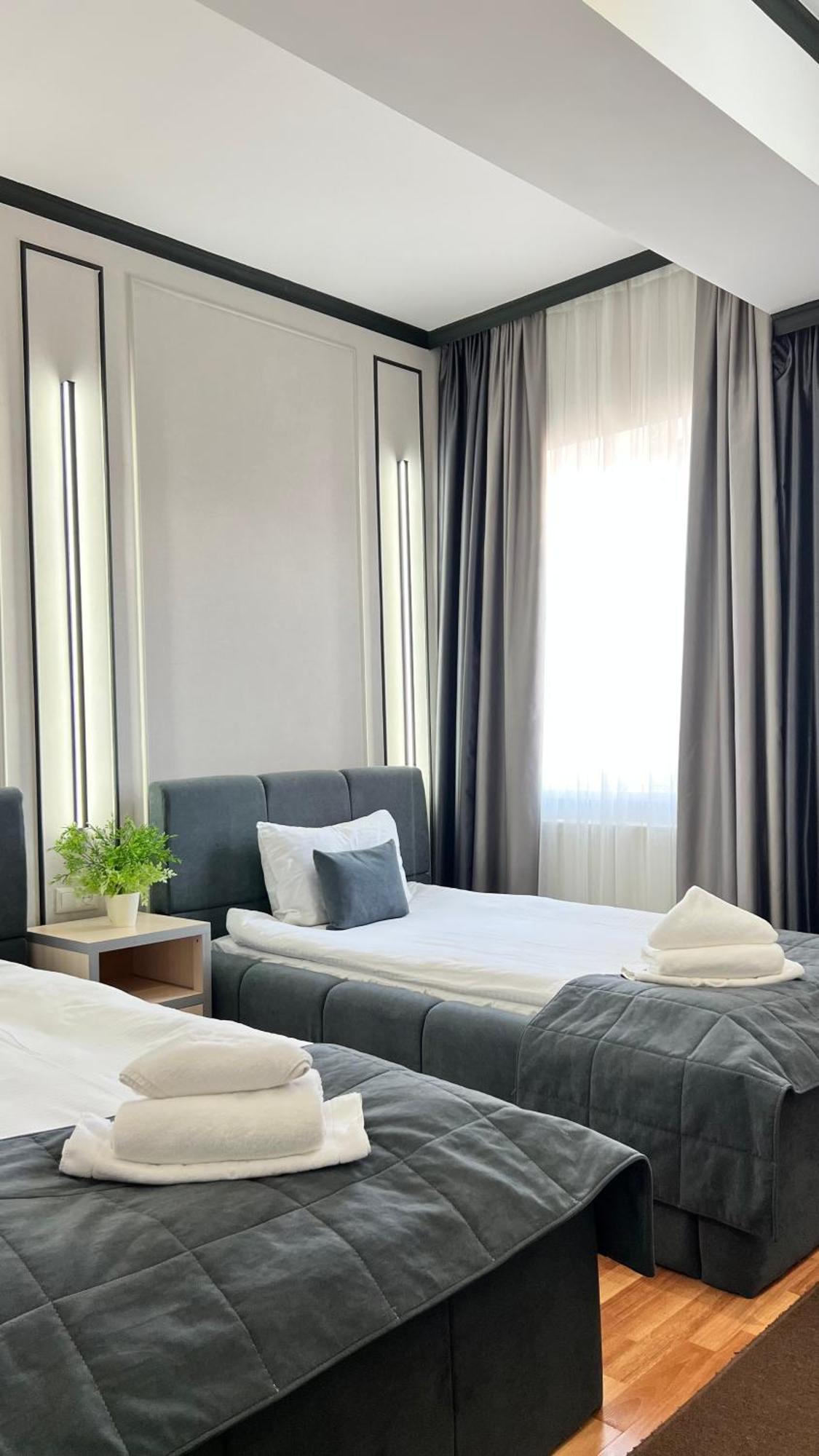 Caravan Hotel Karakol Buitenkant foto