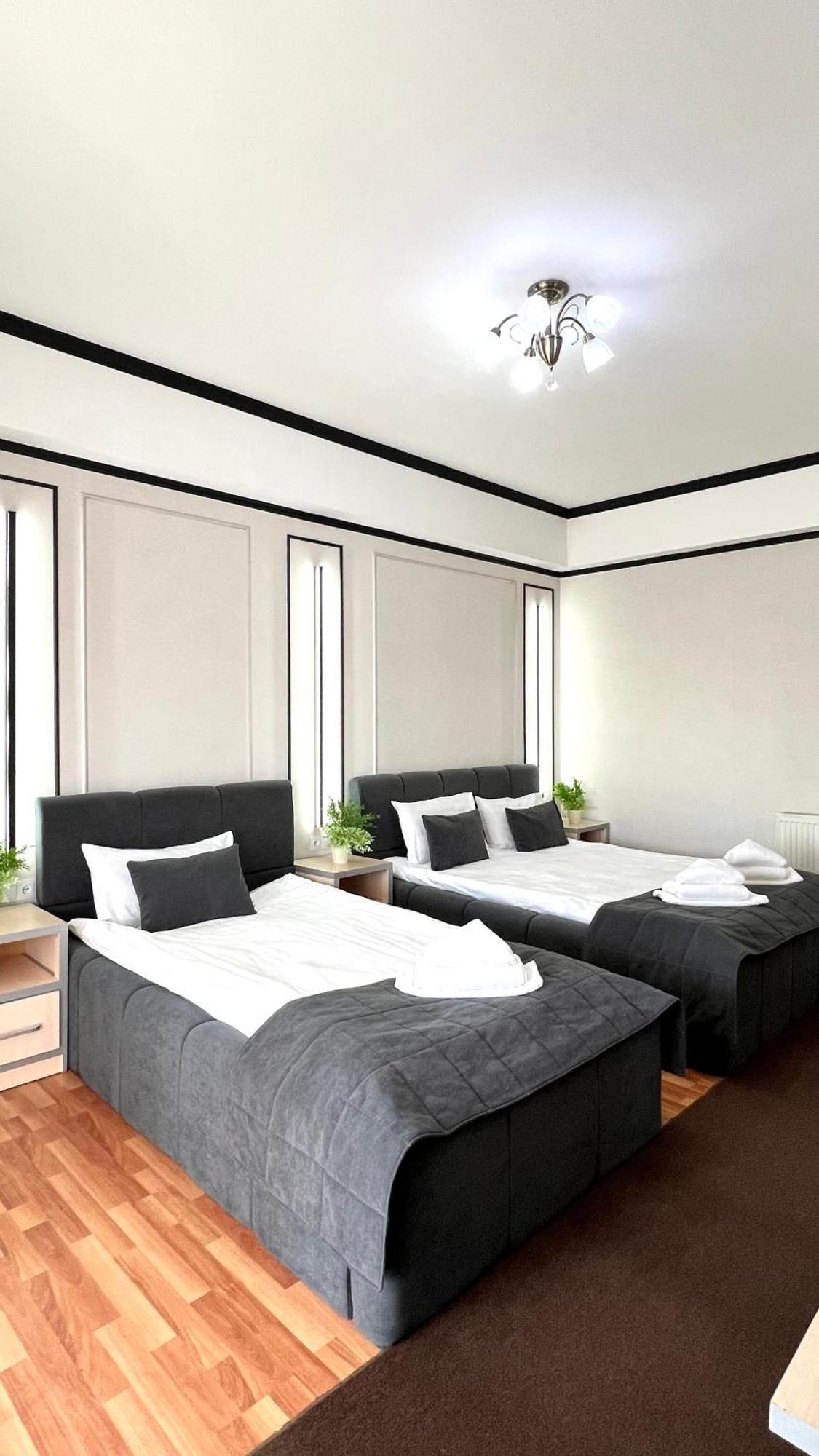 Caravan Hotel Karakol Buitenkant foto