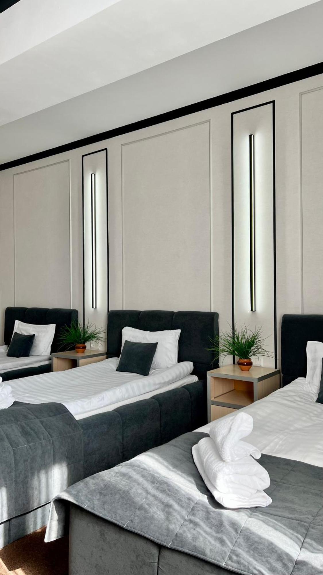 Caravan Hotel Karakol Buitenkant foto