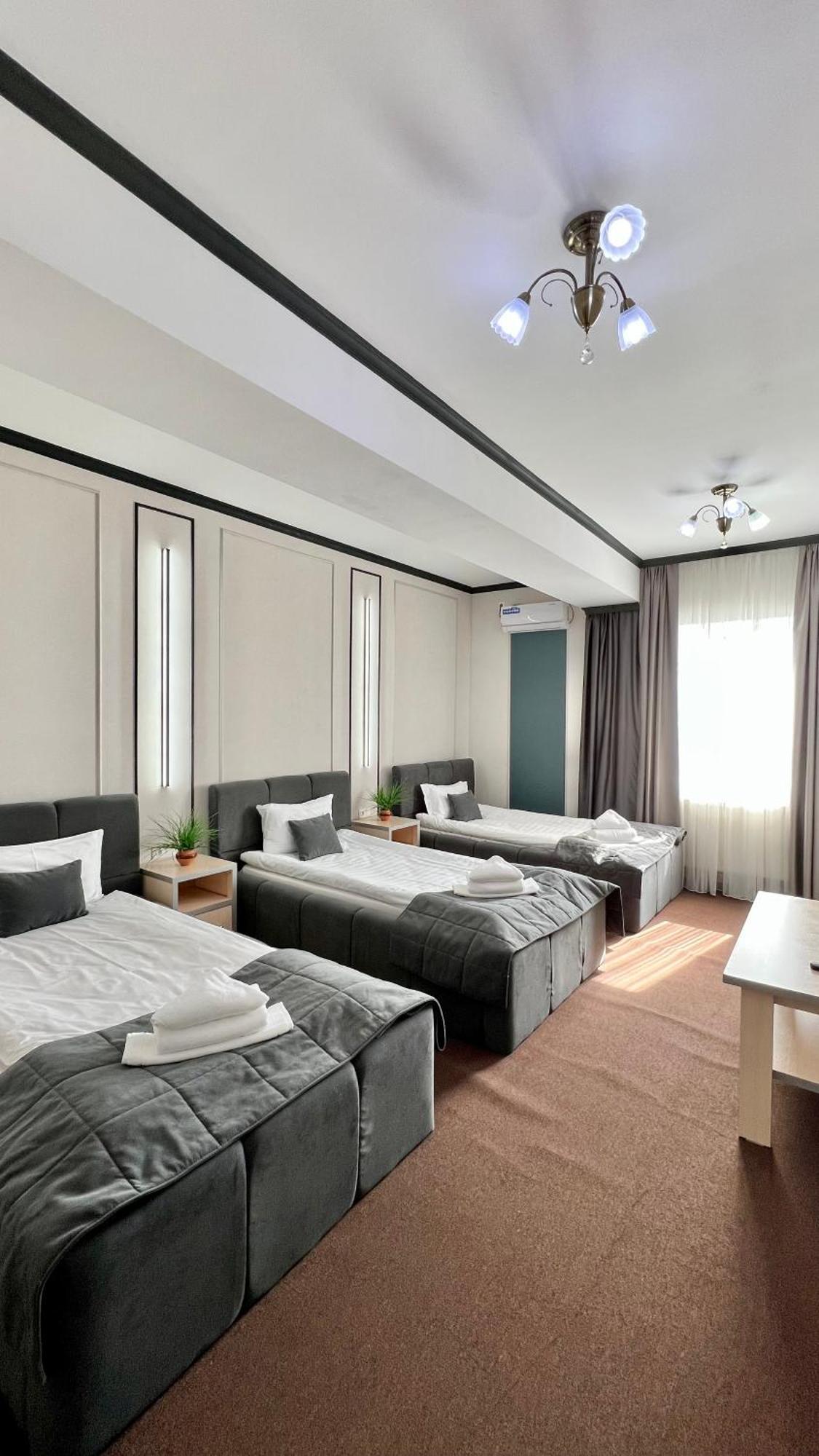 Caravan Hotel Karakol Buitenkant foto